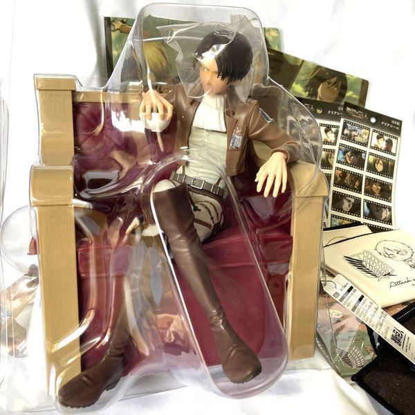 Фигурка - сумка Universal Studios Атака титанов Леви Attack on Titan Levi 23 см US AoT L 23 US AoT L 23 фото