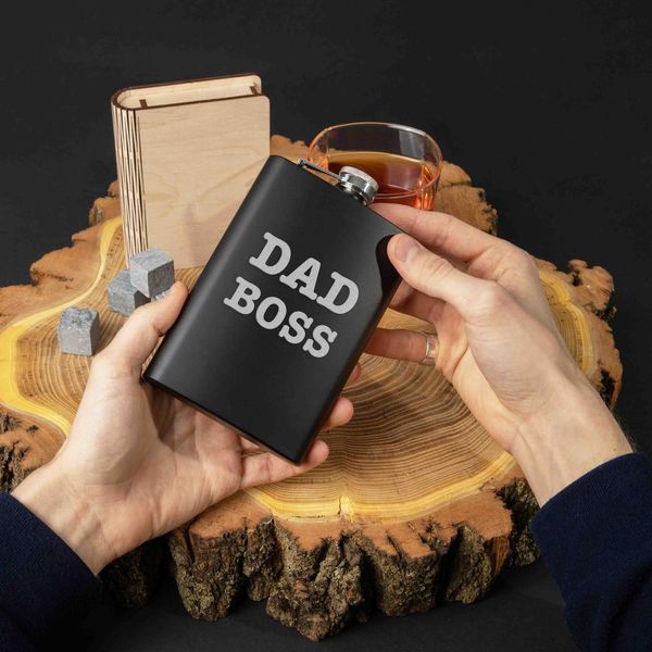 Фляга "Dad boss", англійська, Дерев'яна подарункова коробка з гравіюванням 2603883319 фото