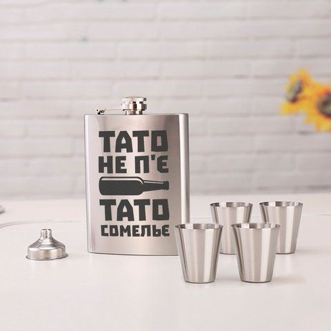 Набор фляга с рюмками "Тато не п'є. Тато сомельє" в деревянной подарочной коробке с гравировкой 2603936086 фото