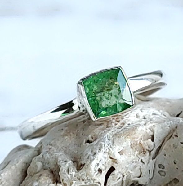 Серебряное кольцо с цаворитом 17.5 размера 2678710066 фото