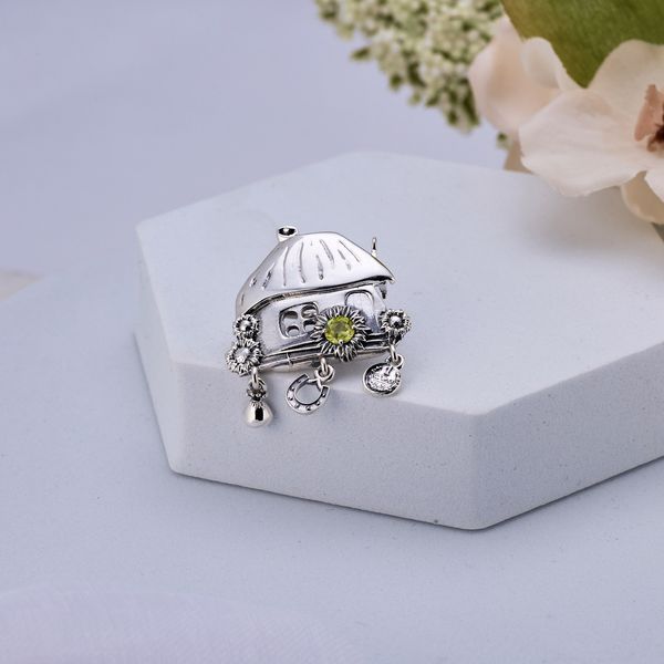 Брошка срібна з хризолітом Хатка Mini Chrysolite 925 Сонях 237-S21-0229b фото