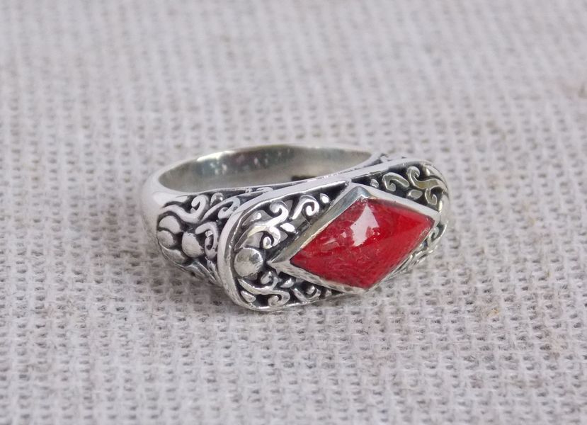 Серебряное кольцо ручной работы с красным кораллом, 17 размера. Балийское серебро 94665601 фото