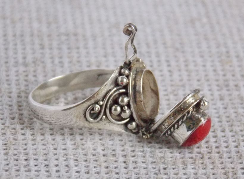Серебряное открывающееся кольцо 17,5 размера c секретом Poison с кораллом. Балийское серебро 94745558 фото