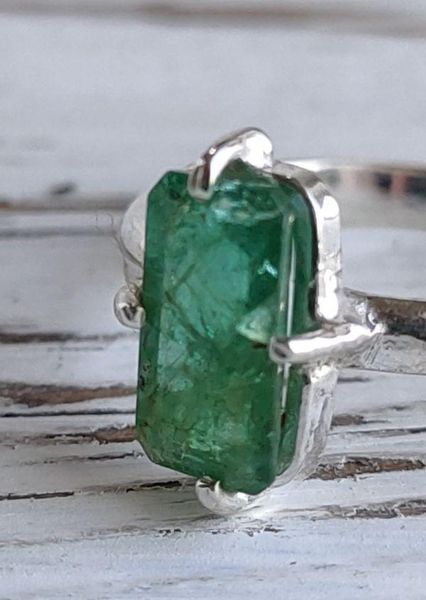 Серебряное кольцо с изумрудом 18 размер R1002400-20-8 фото