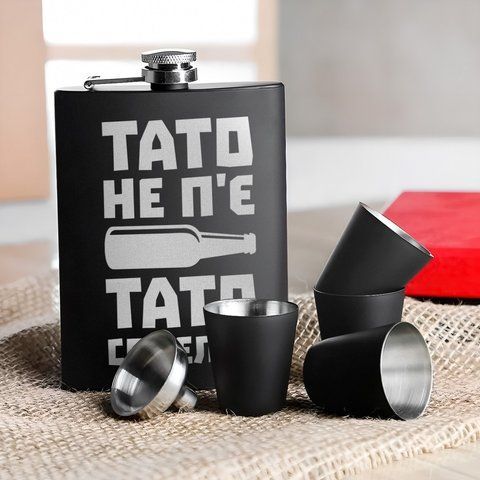 Набор черная фляга с рюмками "Тато не п'є. Тато сомельє" в деревянной подарочной коробке 2603900606 фото